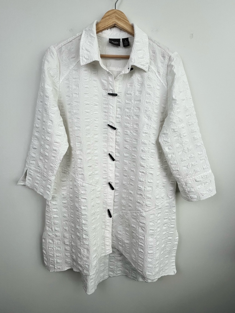 Chico’s Travelers white poly spandex lightweight textured lagenlook tunic, M.